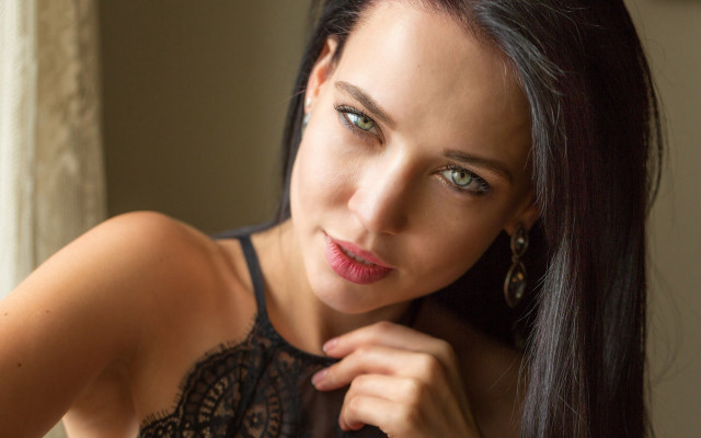 Woman blacktop greeneyes portrait jewelry free wallpaper for desktop - medium preview image