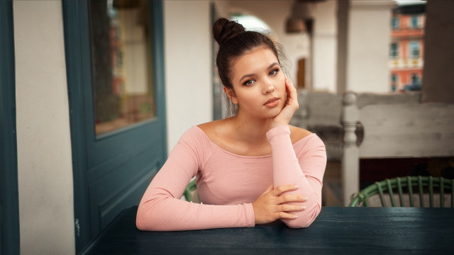 Woman serious portrait bookshelf blurry free wallpaper for desktop - medium preview image