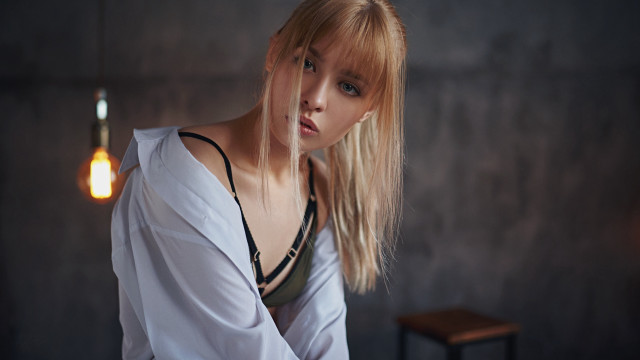 Woman lightbulb blonde bangs portrait free wallpaper for desktop - medium preview image