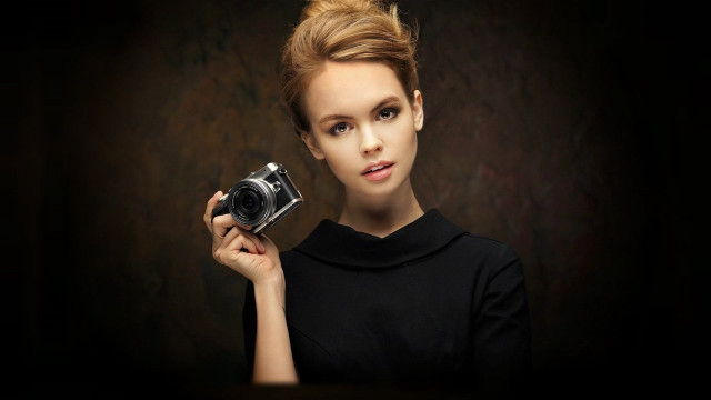 Woman holding camera portrait red free wallpaper for desktop - medium preview image