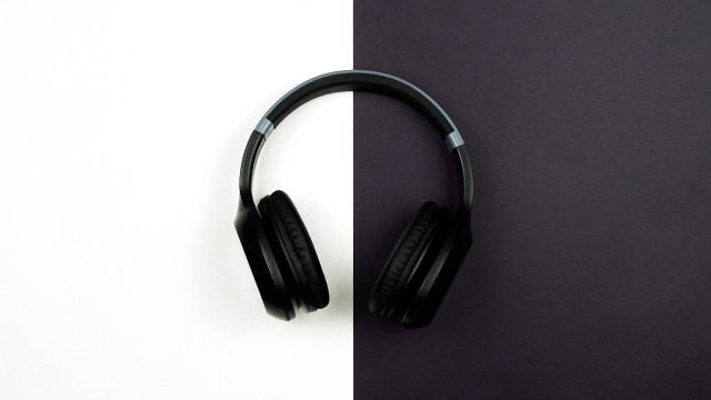 Headphones table wall stripe minimal free wallpaper for desktop - medium preview image