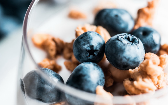 Blueberries cereal spoon blurry background free wallpaper for desktop - medium preview image