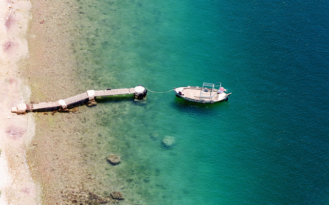 Boat docked pier tiltshift aerial free wallpaper for desktop - medium preview image