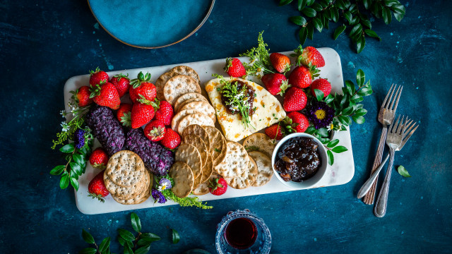 Platter crackers strawberries christmas night free wallpaper for desktop - medium preview image
