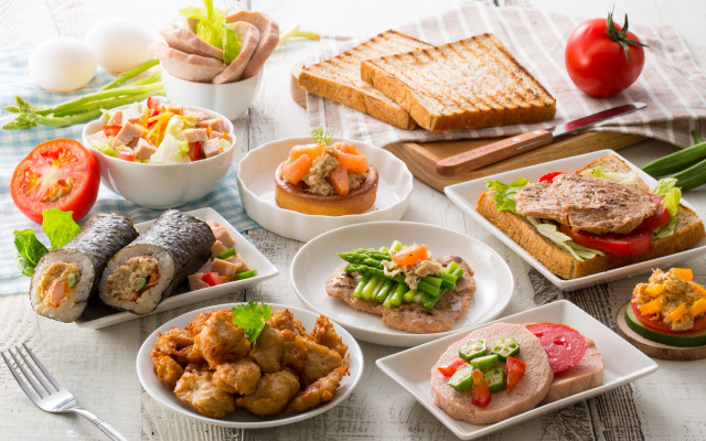 Food plate salad fork knife free wallpaper for desktop - medium preview image