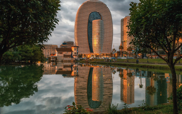 Curved building reflection abstract architecture free wallpaper for desktop - medium preview image