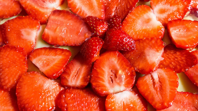 Strawberries plate knife fork aya free wallpaper for desktop - medium preview image