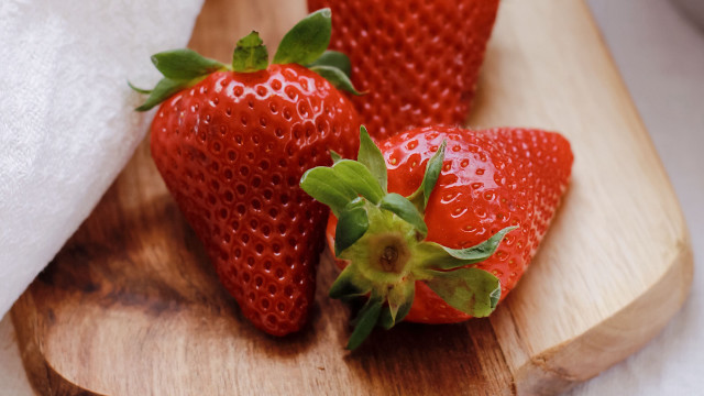 Strawberries cuttingboard cloth white towel free wallpaper for desktop - medium preview image