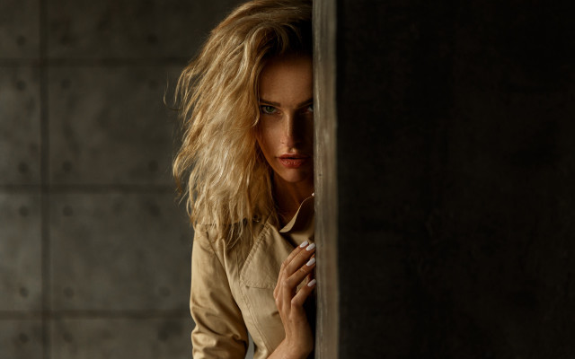 Woman serious look blonde green free wallpaper for desktop - medium preview image