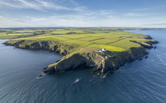 Small island lighthouse ocean tiltshift free wallpaper for desktop - medium preview image