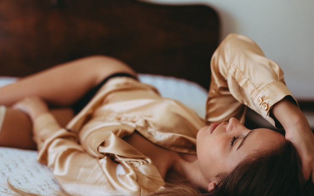 Woman lying bed blonde Asian free wallpaper for desktop - medium preview image