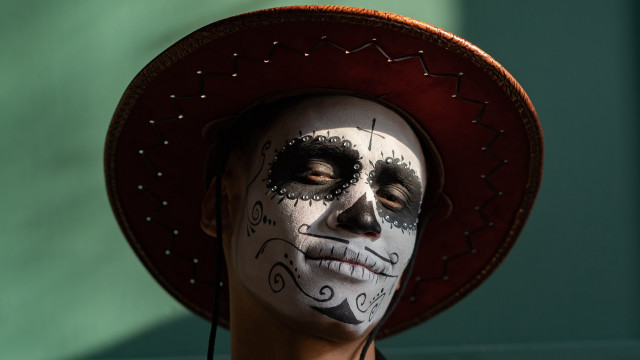 Man skeleton face white hat free wallpaper for desktop - medium preview image