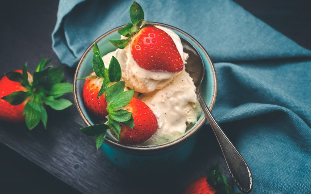 Ice cream strawberries blue cloth free wallpaper for desktop - medium preview image