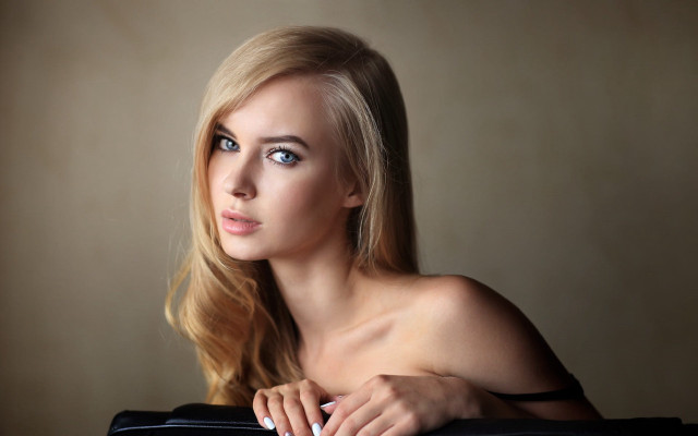 Blonde woman suitcase portrait photography free wallpaper for desktop - medium preview image