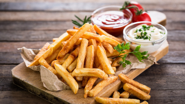 Wooden tray french fries dips free wallpaper for desktop - medium preview image