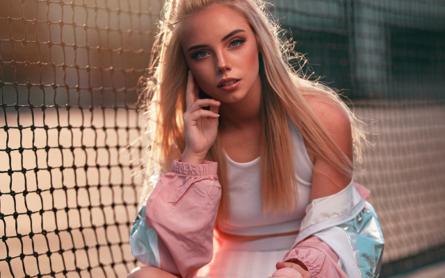 Woman tennis court fence cityscape free wallpaper for desktop - medium preview image