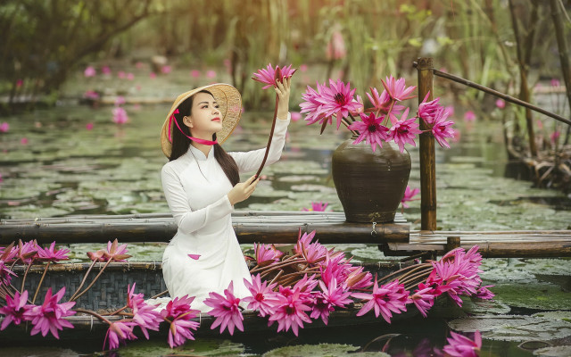 Woman hat rowing flowers lily free wallpaper for desktop - medium preview image
