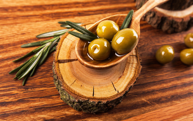 Wooden spoon olives wooden slice free wallpaper for desktop - medium preview image
