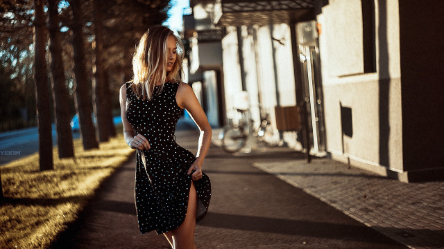 Woman polka dot dress walking free wallpaper for desktop - medium preview image