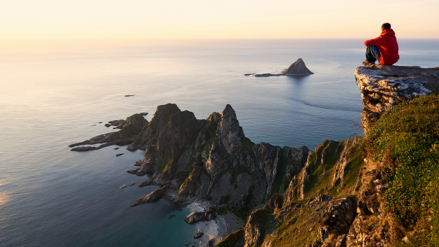 Cliff overlooking ocean rock formation free wallpaper for desktop - medium preview image