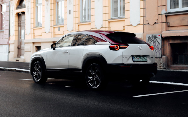 White suv graffiti building red free wallpaper for desktop - medium preview image