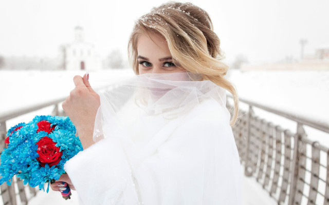 Woman white dress flower bouquet #3 free wallpaper for desktop - medium preview image