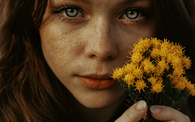 Woman holding flowers autumn brown free wallpaper for desktop - medium preview image