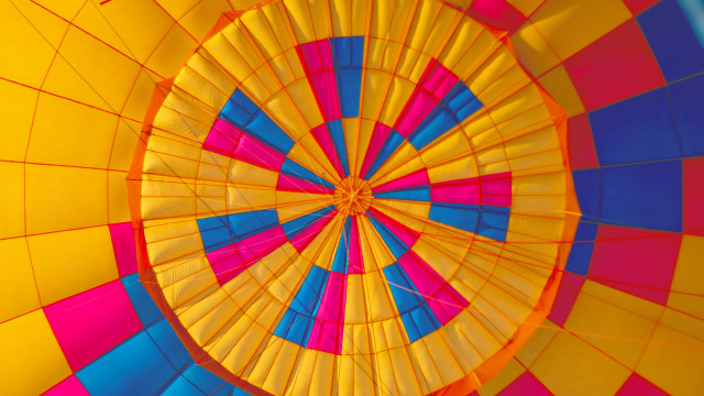 Colorful hot air balloon circular free wallpaper for desktop - medium preview image