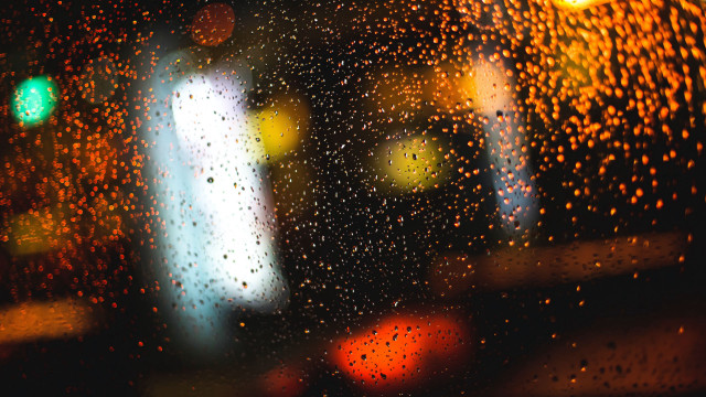 Rainy window traffic light building free wallpaper for desktop - medium preview image