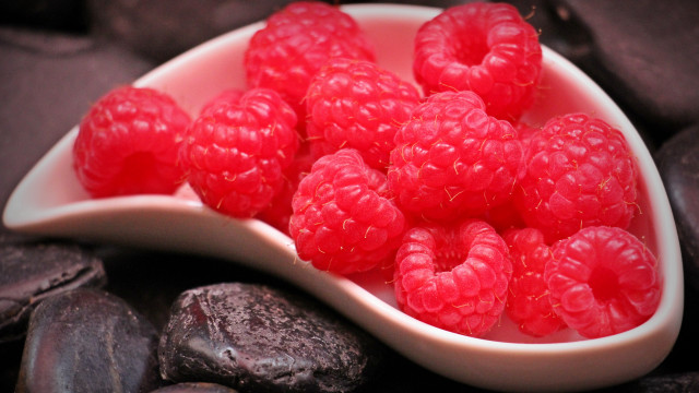 White bowl raspberries chocolate chips free wallpaper for desktop - medium preview image