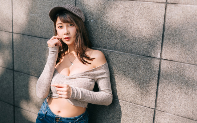 Woman hat jeans wall bathroom free wallpaper for desktop - medium preview image