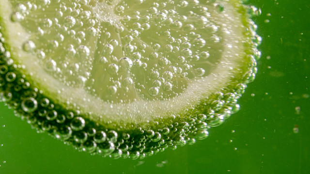 Lime slice water bubbles green free wallpaper for desktop - medium preview image