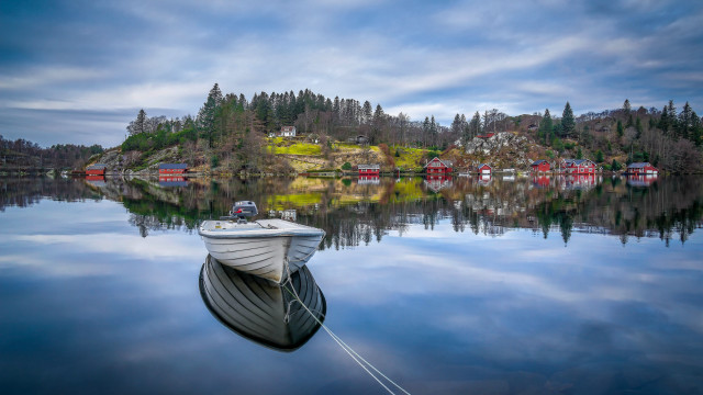Docked boat lake mountain redhouse free wallpaper for desktop - medium preview image