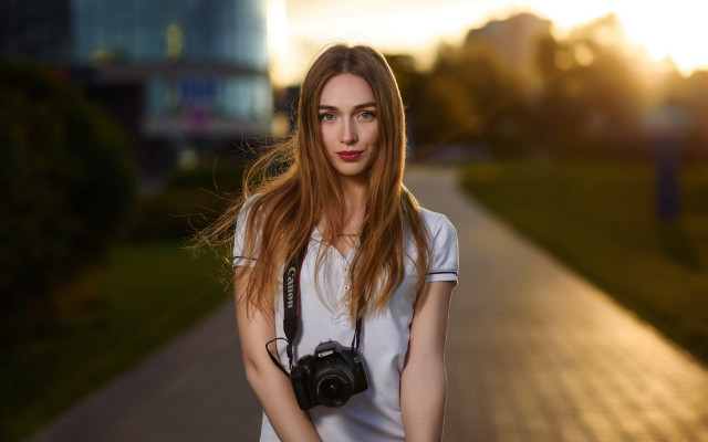 Woman camera sunset city portrait free wallpaper for desktop - medium preview image