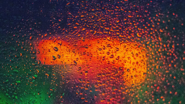 Traffic light rain window red free wallpaper for desktop - medium preview image