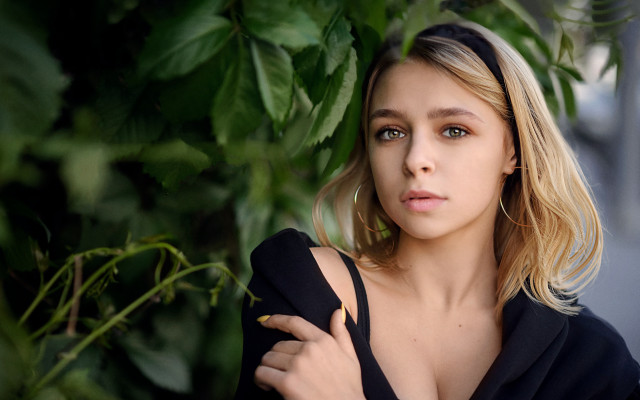 Woman greenplant portrait blurry hoodie free wallpaper for desktop - medium preview image