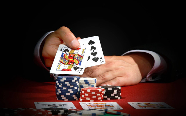 Man playing card table chips free wallpaper for desktop - medium preview image