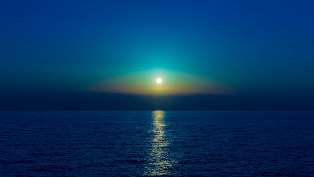 Bright orange sun night ocean free wallpaper for desktop - medium preview image