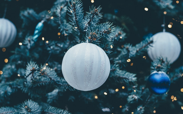 Christmas tree ornaments lights bauble free wallpaper for desktop - medium preview image