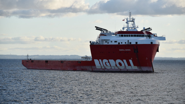 Large red white boat mountain free wallpaper for desktop - medium preview image