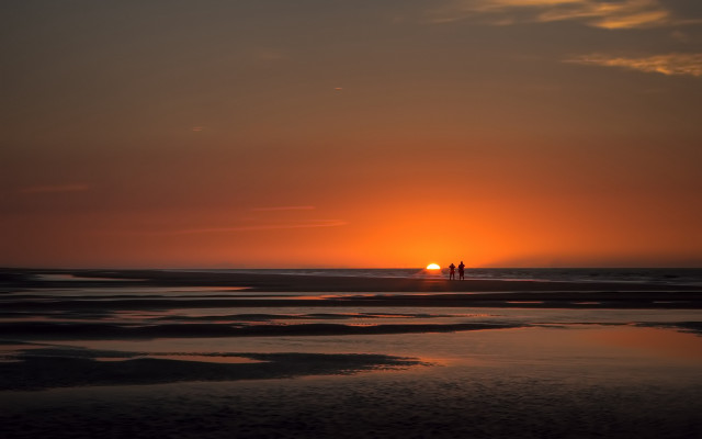 Beach sunset couple ocean clouds free wallpaper for desktop - medium preview image