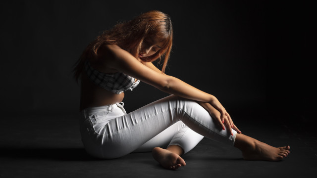 Woman sitting crossed legs blonde #5 free wallpaper for desktop - medium preview image