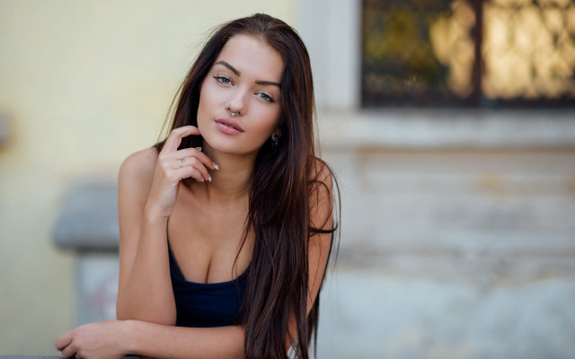 Eszter mattioni portrait blurry bench free wallpaper for desktop - medium preview image