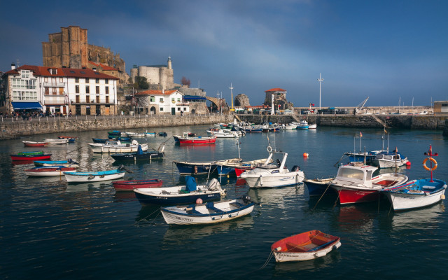 Harbor boats city sunny day free wallpaper for desktop - medium preview image