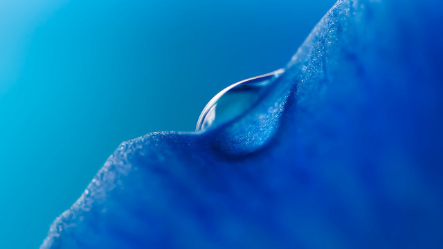 Blue water drop macro sky free wallpaper for desktop - medium preview image