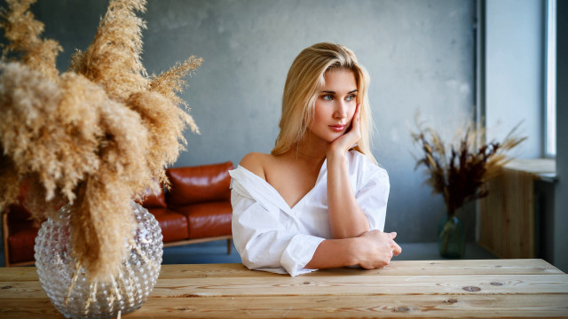 Blonde woman flower vase indoor free wallpaper for desktop - medium preview image