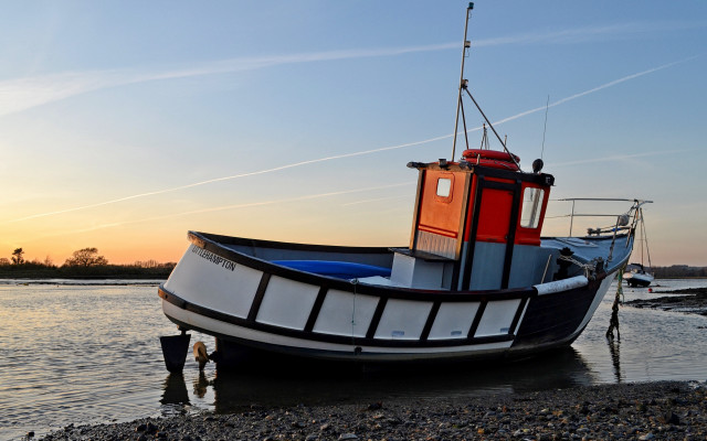 Lake sunset boat clouds mountains free wallpaper for desktop - medium preview image