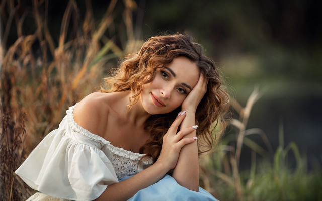 Woman field blurry portrait daphne free wallpaper for desktop - medium preview image