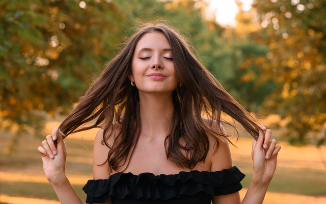 Woman longhair park christmas blurry free wallpaper for desktop - medium preview image