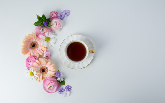 Tea cup flower bouquet gold free wallpaper for desktop - medium preview image